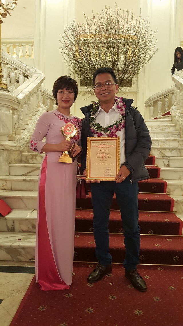 Phóng viên báo Dân trí nhận giải thưởng Búa liềm vàng - 2
Hai tác giả đoạt giải của báo Dân trí - Lê Thị Phương Thảo và Phùng Thế Kha
