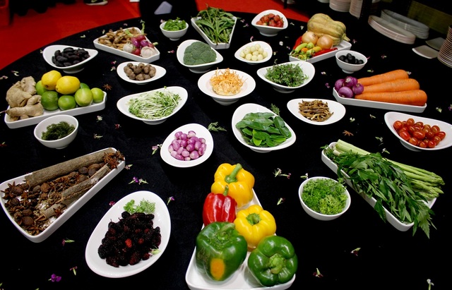 Theo The New York Times, Việt Nam là đất nước giàu có cả về gia vị và sản vật tươi ngon, với nhiều đặc trưng ẩm thực của từng vùng miền