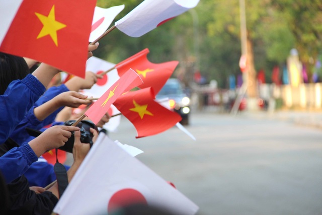 Nhật hoàng cảm kích trước sự tiếp đón nồng nhiệt của người dân cố đô Huế - 3 Rừng cờ Việt Nam - Nhật Bản