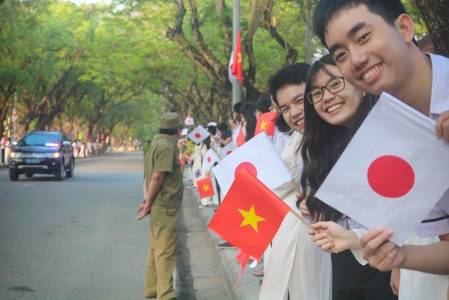 Người dân Cố đô Huế nồng nhiệt đón Nhật hoàng và Hoàng hậu - 20
Những gương mặt học sinh Huế tươi cười rạng rỡ hân hoan chào đón Nhà vua Nhật và Hoàng hậu đến với cố đô