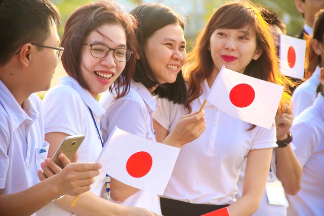 Người dân Cố đô Huế nồng nhiệt đón Nhật hoàng và Hoàng hậu - 15 Gần 100 công nhân người Việt Nam của công ty may MSV cầm quốc kỳ của 2 quốc gia đứng sẵn chờ khoảnh khắc được gặp Nhà vua và Hoàng hậu Nhật Bản