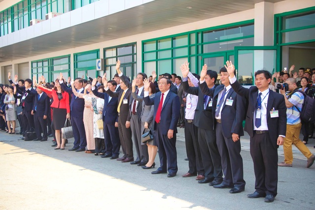 Nhật hoàng rời cố đô Huế, kết thúc tốt đẹp chuyến thăm Việt Nam - 13
Các lãnh đạo chào tạm biệt Nhật hoàng và Hoàng hậu
