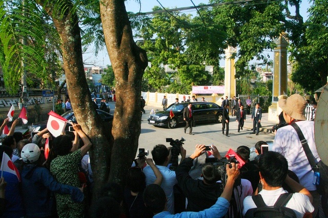 Nhật hoàng thăm nhà lưu niệm Phan Bội Châu - 9 Xe chở Nhật hoàng và Hoàng hậu rời khỏi di tích lưu niệm Phan Bội Châu trong tiếng reo vui của người dân, du khách và hàng ngàn lá cờ cầm tay Nhật Bản - Việt Nam