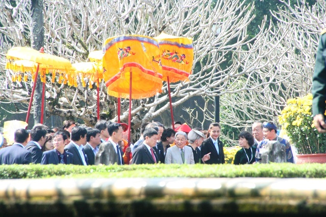 Toàn cảnh Nhật hoàng thăm Hoàng Cung còn lại duy nhất ở Việt Nam - 3 Đoàn của Nhật hoàng tiến vào Điện Thái Hòa