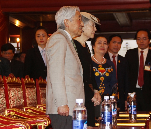 Toàn cảnh Nhật hoàng thăm Hoàng Cung còn lại duy nhất ở Việt Nam - 11 Nhật hoàng và Hoàng hậu chào hỏi tại Duyệt Thị Đường