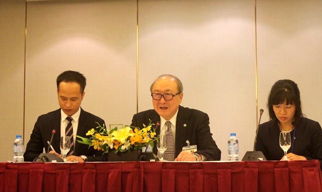 “Bật mí” lý do Nhật hoàng muốn thăm cố đô Huế - 1
Ông Hatsuhisa Takashima (giữa), Thư ký Báo chí - Người Phát ngôn của Nhật Hoàng Akihito, tại buổi họp báo.