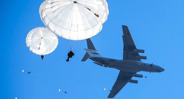 Xem lính dù Nga thả mình từ độ cao 1.200 m - 1 Lính nhảy dù Nga trong buổi huấn luyện (Ảnh: Sputnik)