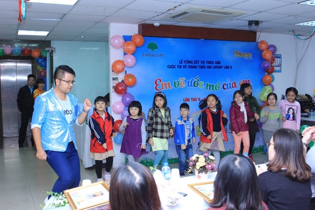“Em vẽ ước mơ của em”: Một thế giới tuổi thơ rực rỡ sắc màu - 4
Các cọ nhí hào hứng tham gia sôi nổi các trò chơi.