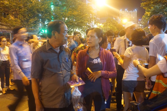 Hàng chục người mua phải vé giả xem chung kết pháo hoa quốc tế - 2
Người dân bức xúc vì mua phải vé giả.