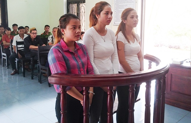 Phạt tù nhóm phụ nữ đánh ghen cô giáo ngay trên bục giảng - 1 Linh, Trân và Trinh tại tòa