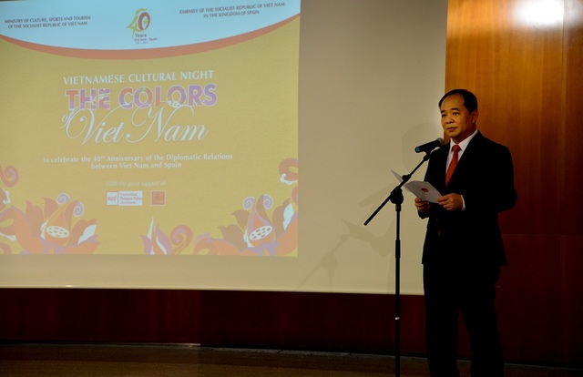 Đông đảo khách quốc tế dự "Những sắc màu Việt Nam" tại Tây Ban Nha - 1 Thứ trưởng Bộ VHTT&DL Lê Khánh Hải phát biểu.