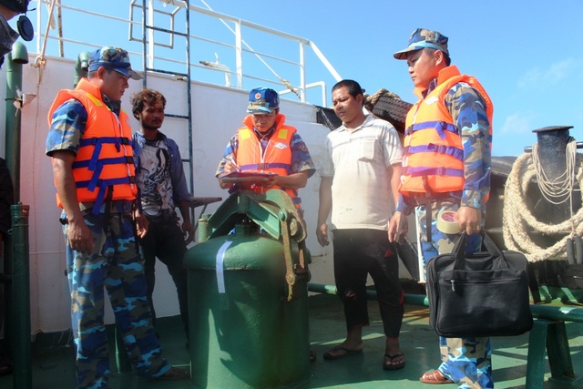 Cảnh sát biển bắt giữ 4 tàu nước ngoài chở trên 1.200 lít dầu không rõ nguồn gốc - 1 Qua kiểm tra 4 tàu nước ngoài, Cảnh sát biển Vùng 4 phát hiện các tàu này chở trên 1.200 lít dầu không rõ nguồn gốc