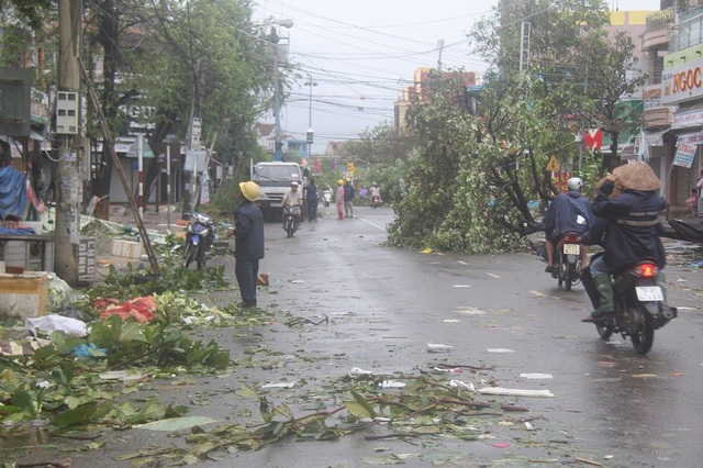 Hơn 10 người thiệt mạng, nhiều người mất tích do bão số 12 - 2
Đường phố ngổn ngang sau bão
