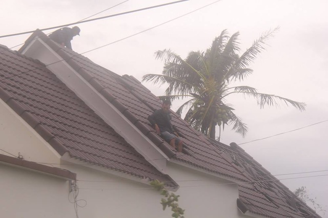Hơn 10 người thiệt mạng, nhiều người mất tích do bão số 12 - 3
Người dân tranh thủ lợp lại nhà
