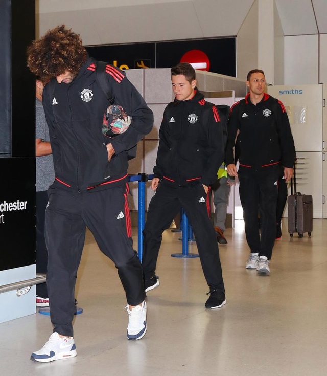 Mất Siêu cúp, các cầu thủ MU mệt mỏi trở lại Manchester - 7
Feillaini (trái) cúi mặt để tránh bị chụp hình khuôn mặt sau khi tình huống để bóng đập vào mặt khá mạnh