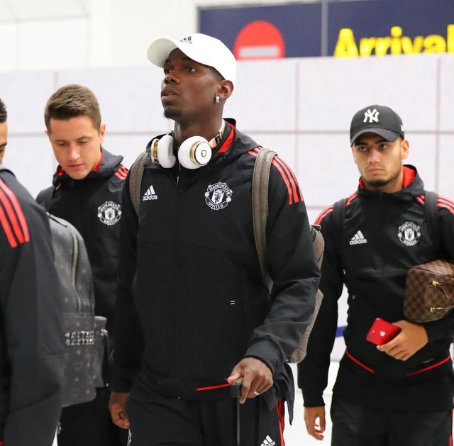 Mất Siêu cúp, các cầu thủ MU mệt mỏi trở lại Manchester - 1
Tiền vệ Pogba trở về cùng các đồng đội, cầu thủ người Pháp chơi không hiệu quả trong trận đấu gặp Real Madrid
