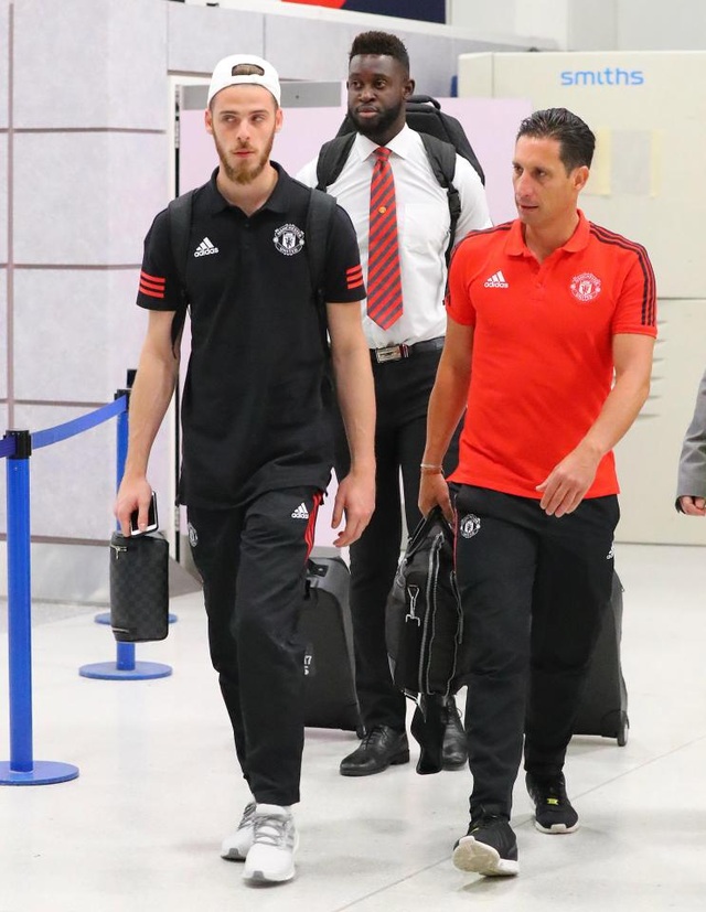 Mất Siêu cúp, các cầu thủ MU mệt mỏi trở lại Manchester - 4
De Gea (trái) vẫn chơi xuất sắc trước khung gỗ nhưng mình anh không thể cứu MU thoát thua