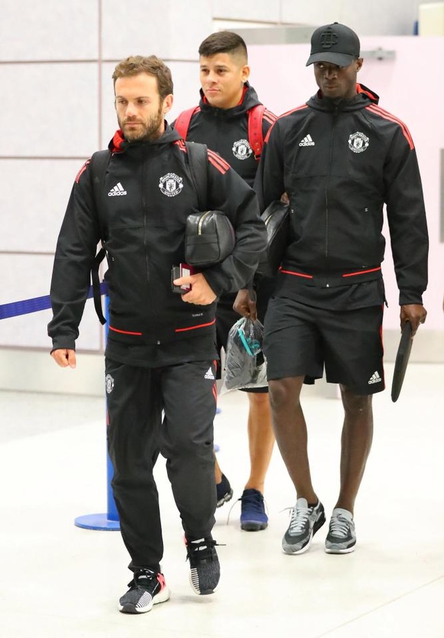 Mất Siêu cúp, các cầu thủ MU mệt mỏi trở lại Manchester - 3
Mata, Rojo và Bailly (từ trái qua phải), họ đều không tham dự trận đấu Siêu cúp châu Âu vì những lí do khác nhau. Rojo đang chấn thương, Bailly bị treo giò, Mata có tên trong đội hình đăng ki thi đấu nhưng không được đưa vào sân