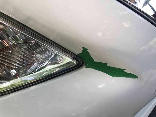 Nghi ngờ mua phải taxi “lên đời”, khách hàng đòi trả lại xe - 3
Theo các thợ sơn lành nghề, việc chỉ sau một tháng mà các mảng sơn đã bong tróc thì nhiều khả năng chiếc xe màu xanh đã bị sơn phủ luôn màu trắng mà không được xử lí bề mặt, loại bỏ sơn bóng, đặc biệt ở các góc mà sơn phải chịu co giãn nhiều. Trong trường hợp này, nguy cơ bong tróc là rất dễ xảy ra, thậm chí khi rửa xe với vòi phun áp lực cao cũng có thể thổi sơn đi từng mảng.