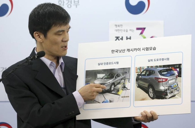 Nissan lún sâu vào bê bối gian lận khí thải ở Hàn Quốc - 1
Một cán bộ của Bộ Môi trường Hàn Quốc trình bày về xe Nissan Qashqai trong một cuộc họp chính phủ hồi giữa năm ngoái. (Ảnh: AP)