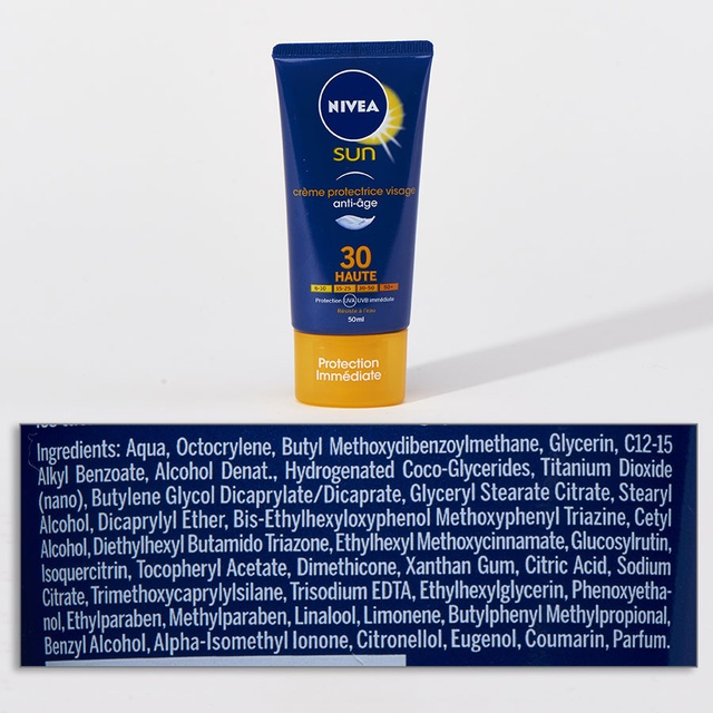 Pháp: Công bố 400 loại hóa mỹ phẩm có thành phần gây hại - 8
Kém chống nắng Nivea có Ethylhexyl, methoxycinnamate