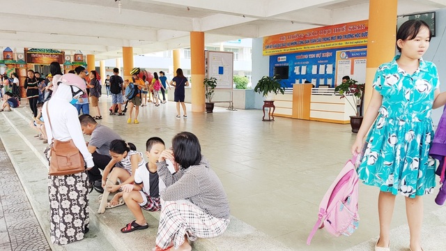 Nợ hơn 60 tỷ đồng không trả, trường tư bị ngân hàng niêm phong phòng học - 3 Phụ huynh và học sinh trường Huế Star đang lo lắng vì phòng bị niêm phong, trường có nguy cơ giải thể cao