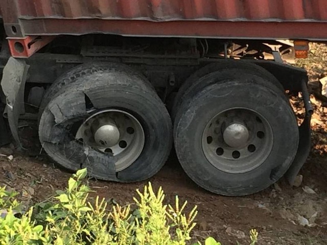 Tránh nhóm học sinh, xe container lao sát vách nhà dân - 3
Chiếc xe đâm thẳng vào vách nhà dân, lốp vỡ nát.