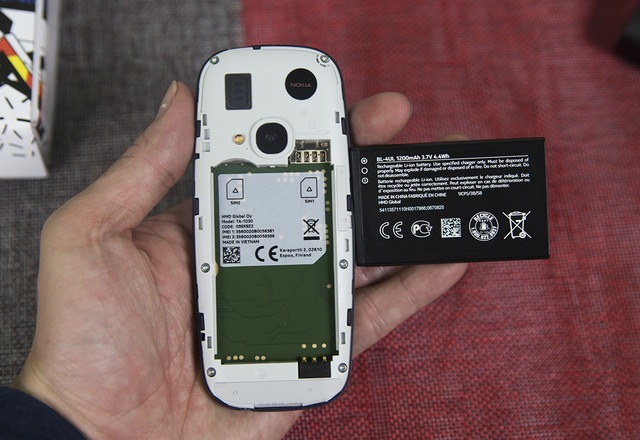 Đập hộp "cục gạch hồi sinh" Nokia 3310 chính hãng tại Việt Nam - 13 Vẫn tương tự mẫu nồi đồng cối đá 3310 năm xưa, phiên bản mới tích hợp nguồn pin lớn lên đến 1.200 mAh. Theo công bố từ hãng, thời gian chờ lên đến 600 giờ và thời gian đàm thoại liên tục lên đến 22 giờ.