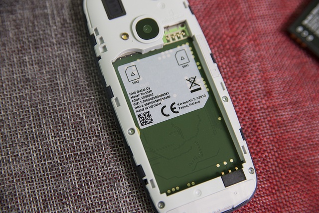 Đập hộp "cục gạch hồi sinh" Nokia 3310 chính hãng tại Việt Nam - 14 Máy hỗ trợ 2 SIM 2 sóng, tích hợp khe cắm thẻ nhớ rời và được sản xuất tại Việt Nam.