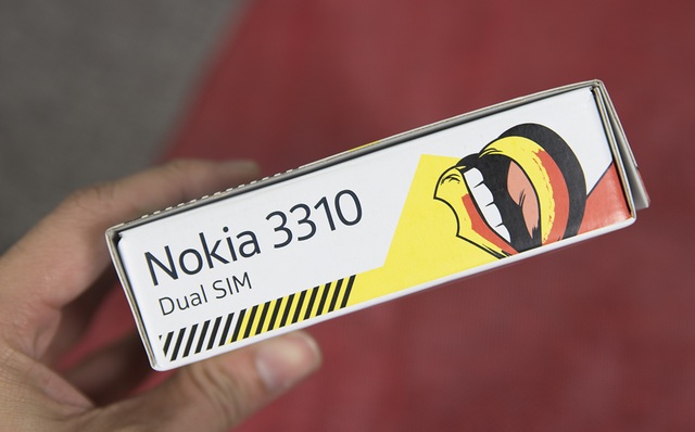 Đập hộp "cục gạch hồi sinh" Nokia 3310 chính hãng tại Việt Nam - 3 Cạnh phải là thông tin về chiếc máy Nokia 3310 cùng thông tin máy sẽ hỗ trợ 2 SIM 2 sóng.