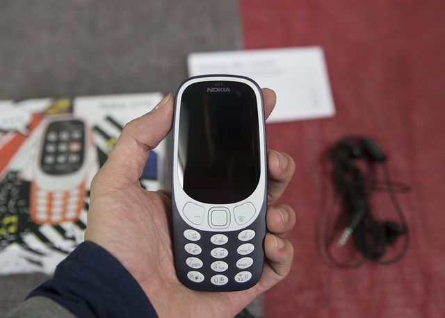 Đây là Nokia 3310 2017 phiên bản màu xanh. Một màu sắc tương đồng với Nokia 3310 năm 2000. Vẫn thiết kế dạng thanh với các nút bấm khá lớn.