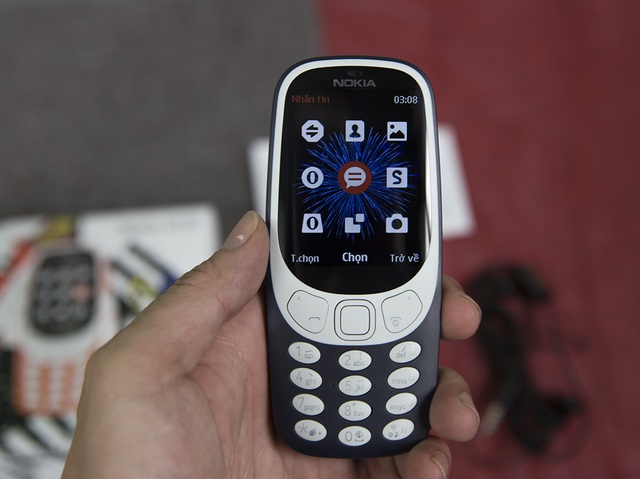 Máy đi kèm màn hình 2,4 inch độ phân giải 240x320 pixel. Máy khởi chạy Nokia S40 và có thể truy cập internet thông qua trình duyệt Opera đi kèm. Máy không kết nối Wi-Fi chỉ hỗ trợ kết nối 2,5 G.