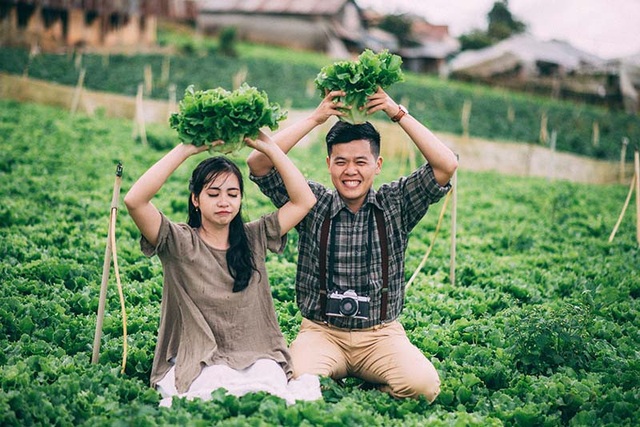 Ảnh cưới giản dị tại vườn rau sạch của cặp đôi mơ về cuộc sống bình yên - 3
Họ học cùng nhau từ những ngày thơ bé. Và khi lớn lên, những rung động đầu đời của anh chàng Minh Cường đã dành cho cô bạn cùng lớp Hồng Lĩnh.