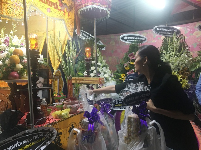Nhiều nghệ sĩ "đội mưa" tới viếng diễn viên Nguyễn Hoàng - 6 NSƯT Hạnh Thúy cũng có mặt tại Long An để viếng diễn viên Nguyễn Hoàng.