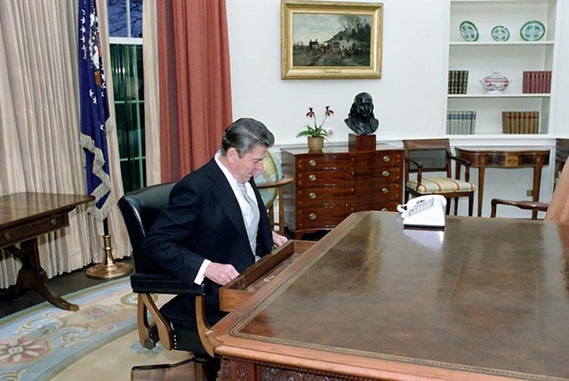 Ảnh ấn tượng về lễ nhậm chức qua các đời tổng thống Mỹ - 13
Tổng thống Ronald Reagan tại phòng Bầu dục trong Nhà Trắng sau lễ diễu hành nhậm chức vào tháng 1/1981.