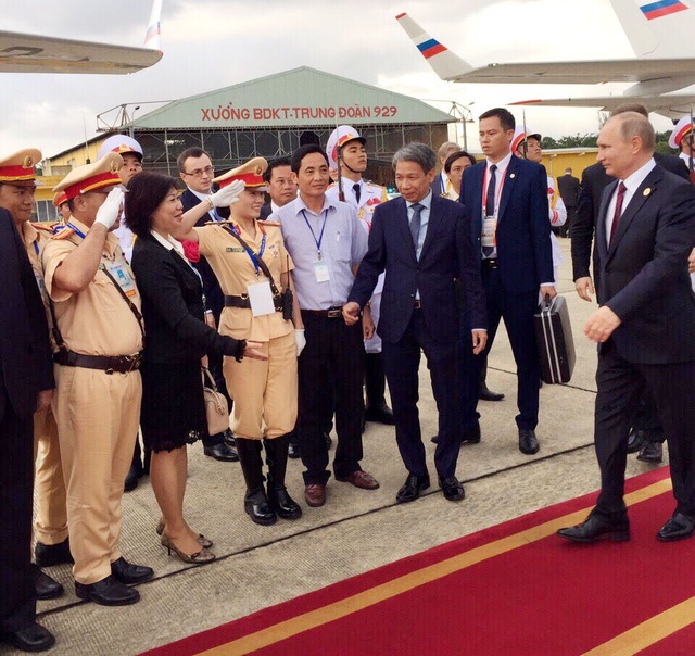 Nữ CSGT duy nhất được Tổng thống Putin bắt tay cảm ơn là ai? - 1 Tổng thống Nga Putin tại sân bay Đà Nẵng chiều 11/11