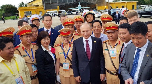 Nữ CSGT duy nhất được Tổng thống Putin bắt tay cảm ơn là ai? - 3 Tổng thống Putin thân thiện chụp ảnh lưu niệm với các lực lượng làm nhiệm vụ trước khi lên chuyên cơ về nước
