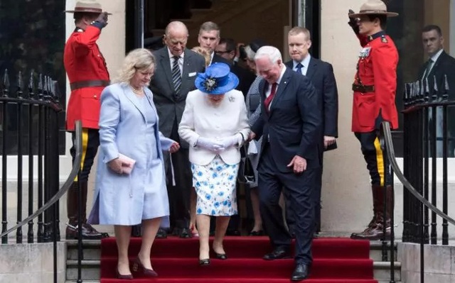 Toàn quyền Canada bị chỉ trích vì chạm vào Nữ hoàng Anh - 1 Toàn quyền Canada David Johnston (phải) dìu Nữ hoàng Anh bước xuống bậc thềm tại Canada House ở London (Ảnh: EPA)