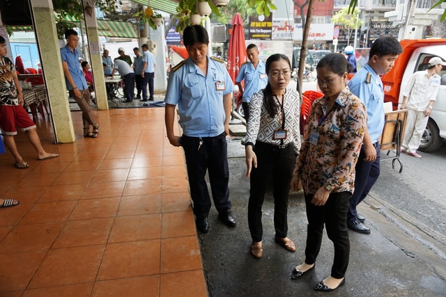 TPHCM: Nhiều lãnh đạo quận, huyện tiếp tục xuống đường “đòi” lại vỉa hè - 8 TPHCM: Nhiều lãnh đạo quận, huyện tiếp tục xuống đường “đòi” lại vỉa hè - 8