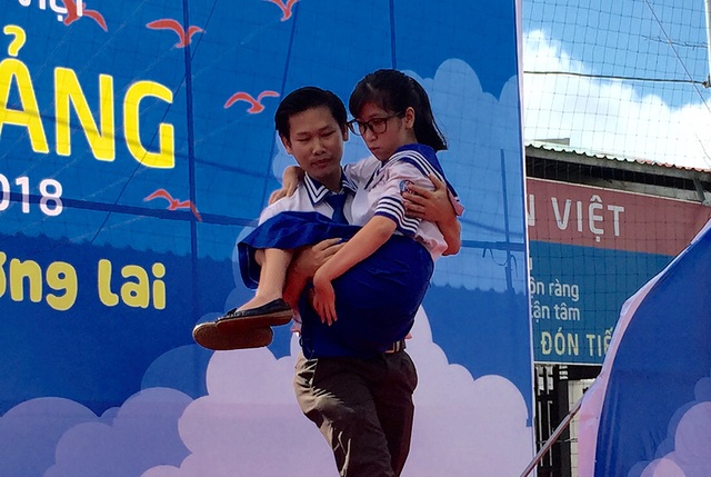 Xúc động với nguyện ước “vẽ tương lai” của nữ sinh khuyết tật trong lễ khai giảng - 3 Thân hình nhỏ bé, đi lại khó khăn nhưng ý chí của em Hải Âu là một tấm gương để nhiều bạn trẻ học tập