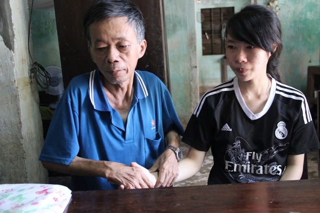 Cha gặp tai nạn, mẹ nằm viện, nữ sinh nghèo trắc trở đường đến giảng đường - 4
Cha em không còn sức lao động, ngay cả chuyện sinh hoạt cá nhân cũng gặp khó khăn