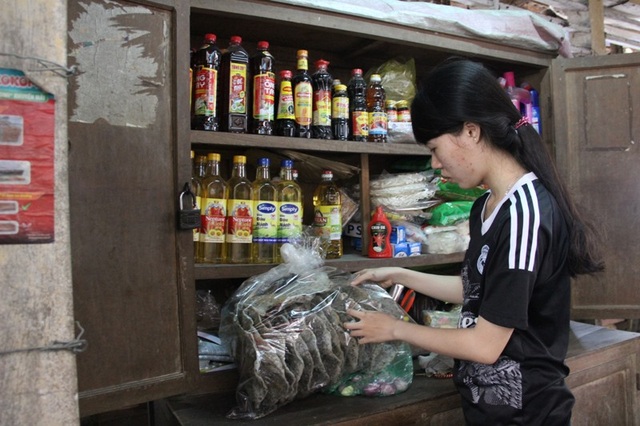 Cha gặp tai nạn, mẹ nằm viện, nữ sinh nghèo trắc trở đường đến giảng đường - 7 ... và dọn bán hàng cho mẹ