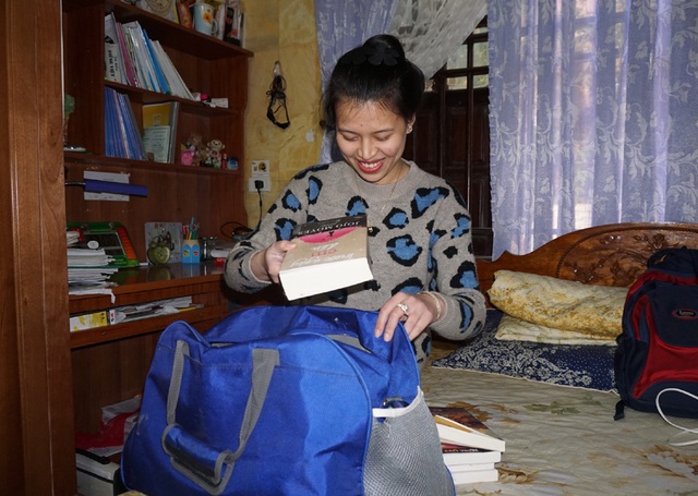 Nữ tân binh gác tình riêng lên đường nhập ngũ - 3 Trong hành trang của nữ tân binh này không thể thiếu những cuốn sách gối đầu giường