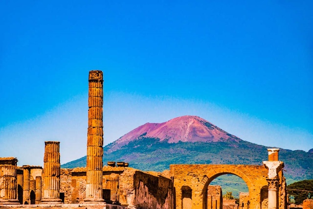 Siêu núi lửa ở Italia có thể dẫn tới một vụ phun trào mang tính hủy diệt - 5
Câu chuyện của hai thành phố Pompeii và Herculaneum có thể khiến chúng ta nghĩ rằng Vesuvius là mối đe dọa lớn nhất – nhưng chưa chắc.