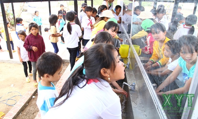 Nước sạch, nhà vệ sinh đạt chuẩn đến với học sinh vùng sâu, vùng xa - 2 Dự án Nước sạch và Nhà vệ sinh học đường thuộc Chi hội Xanh Yêu Thương đến với học sinh vùng khó khăn.