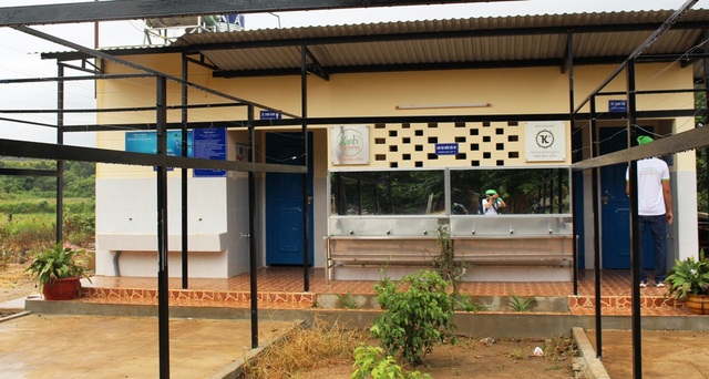 Nước sạch, nhà vệ sinh đạt chuẩn đến với học sinh vùng sâu, vùng xa - 5 Một công trình nhà vệ sinh đến với trường học ở vùng sâu, vùng xa.