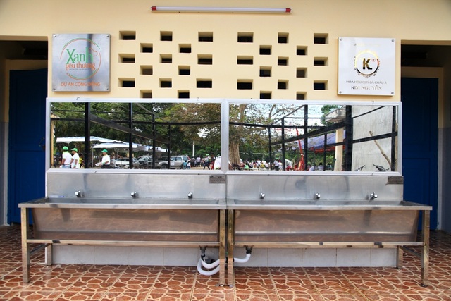 Nước sạch, nhà vệ sinh đạt chuẩn đến với học sinh vùng sâu, vùng xa - 4 Nhà vệ sinh sạch sẽ, đạt chuẩn nhằm xoá đi nỗi ám ảnh của nhiều học sinh.
