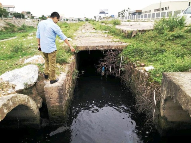 Khu công nghiệp “khủng” vô tư xả thải: Chủ đầu tư trả lời thiếu trách nhiệm! - 1 Cống nước thải trong KCN Gián Khẩu chảy ra nước đen ngòm, bốc mùi hôi thối gây ảnh hưởng đến cả nghìn hộ dân trước đó PV Dân trí ghi lại được.