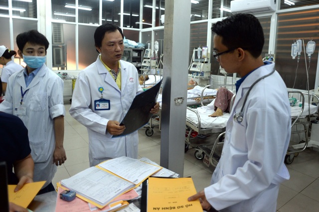 Đêm trực giao thừa của những bác sĩ cấp cứu bệnh viện Chợ Rẫy - 5 Anh Toàn đã có hơn 10 năm công tác ở bệnh viện Chợ Rẫy nên quá quen với công việc trực đêm giao thừa.