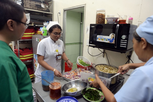 Đêm trực giao thừa của những bác sĩ cấp cứu bệnh viện Chợ Rẫy - 12 Nữ điều dưỡng Kim Thành đã có 8 năm làm việc ở khoa cấp cứu bệnh viện Chợ Rẫy. Chị Thành tranh thủ thời gian được nghỉ phụ giúp bày biện các món ăn để cúng vào đêm giao thừa.